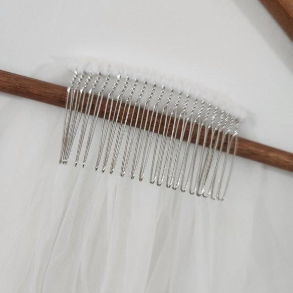 simple off- white fingertip veil - Picture 3 of 3